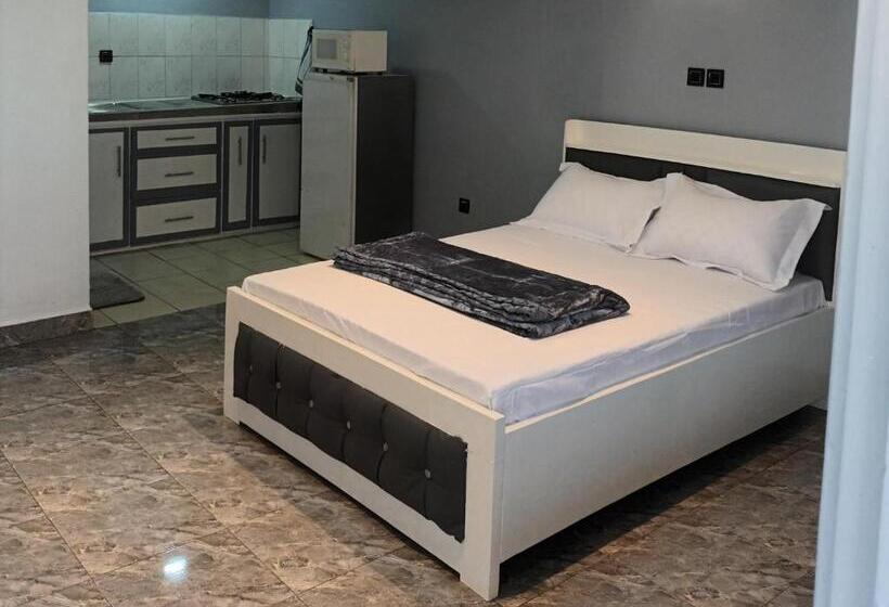 פנסיון Ndouha House