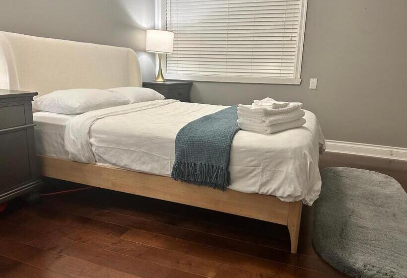 تختخواب و صبحانه North Vancouver Lynn Valley Two Bedrooms Suite