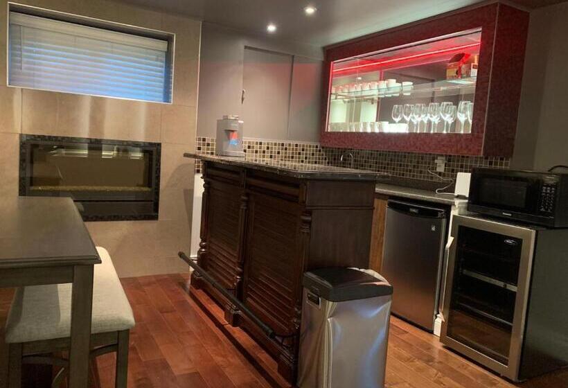 تختخواب و صبحانه North Vancouver Lynn Valley Two Bedrooms Suite