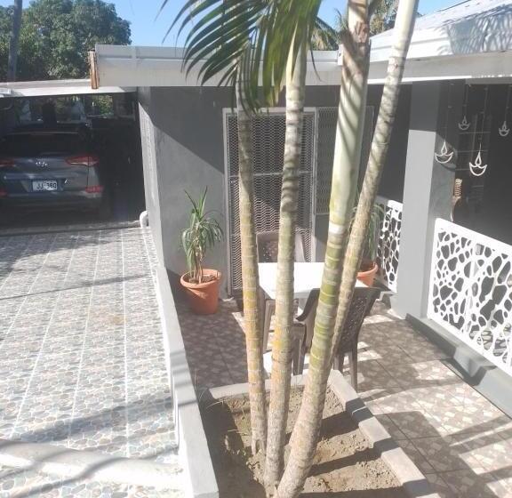 تختخواب و صبحانه Home Away From Home