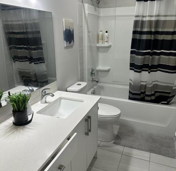 تختخواب و صبحانه Luxurious Home In Nw Calgary, Free Parking, High Speed Internet, Near Grocery And Airport