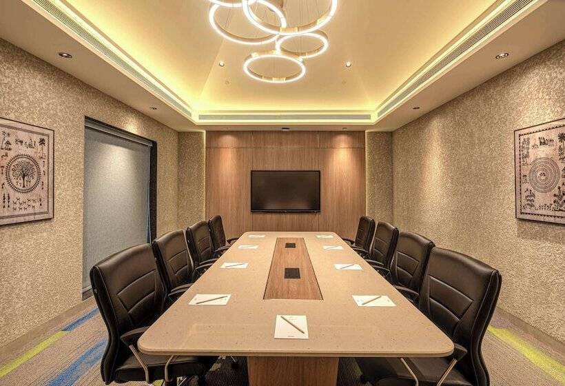 בית מלון כפרי Radisson Resort Hatgad Saputara