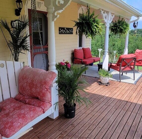 Clinton Pond Bed And Breakfast