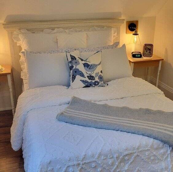 Clinton Pond Bed And Breakfast