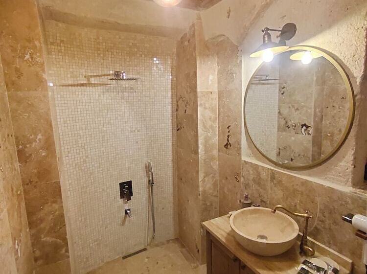 هتل Library Cave House