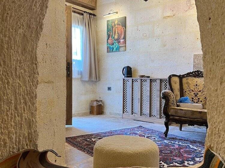 هتل Library Cave House