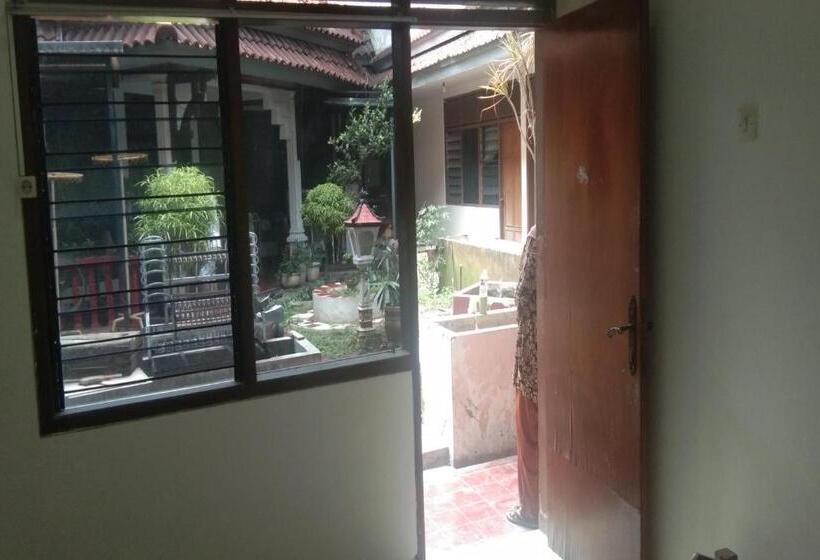 ホテル Spot On 93943 Sakinah Homestay Bromo Syariah