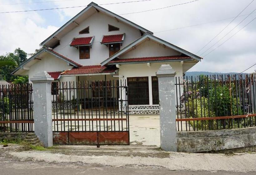 ホテル Spot On 93943 Sakinah Homestay Bromo Syariah