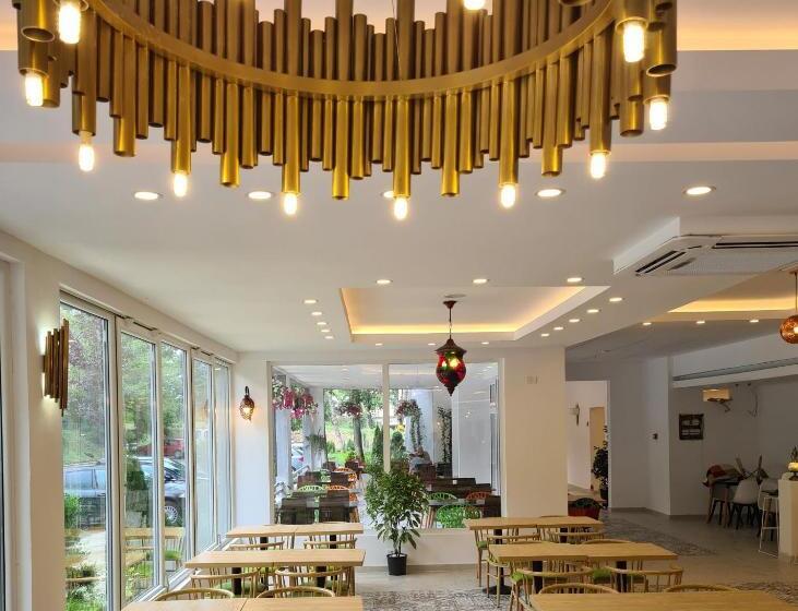 هتل Spring Holiday Resort