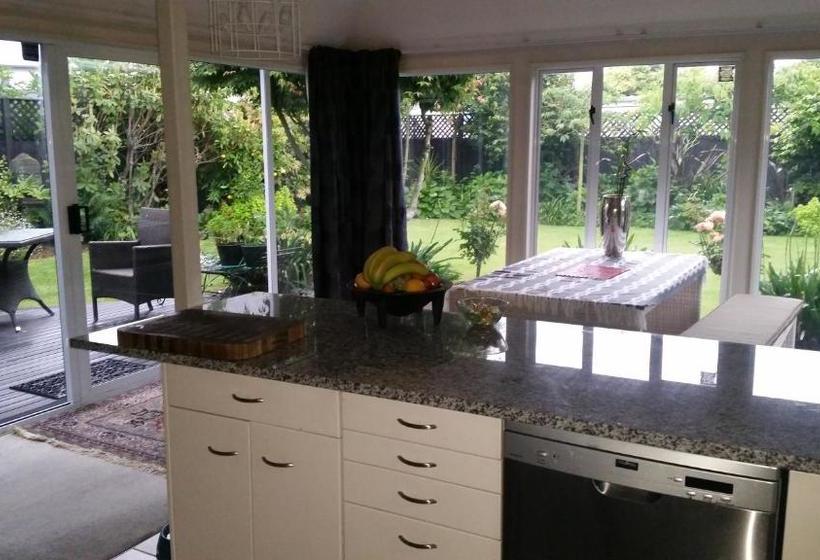 تختخواب و صبحانه Berni S Boutique Bnb