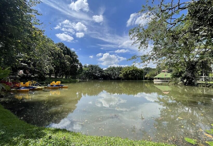 هتل Lake House Resort