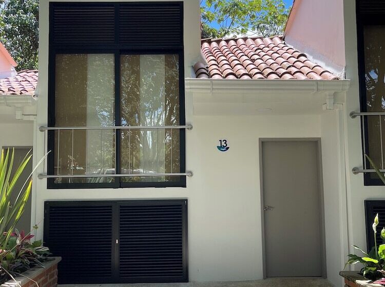 هتل Lake House Resort