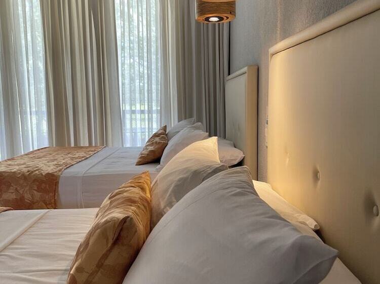 هتل Lake House Resort