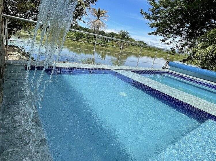 هتل Lake House Resort