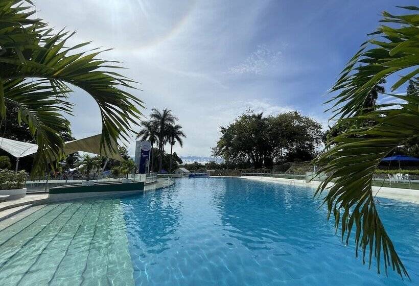 هتل Lake House Resort