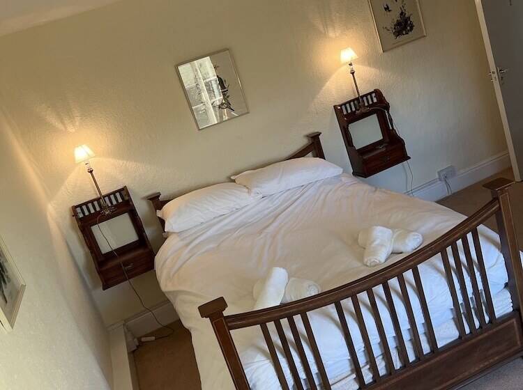 Пансион Lucy Cross Guest House