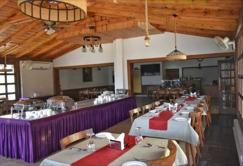 בית מלון כפרי Misty Oaks Resorts