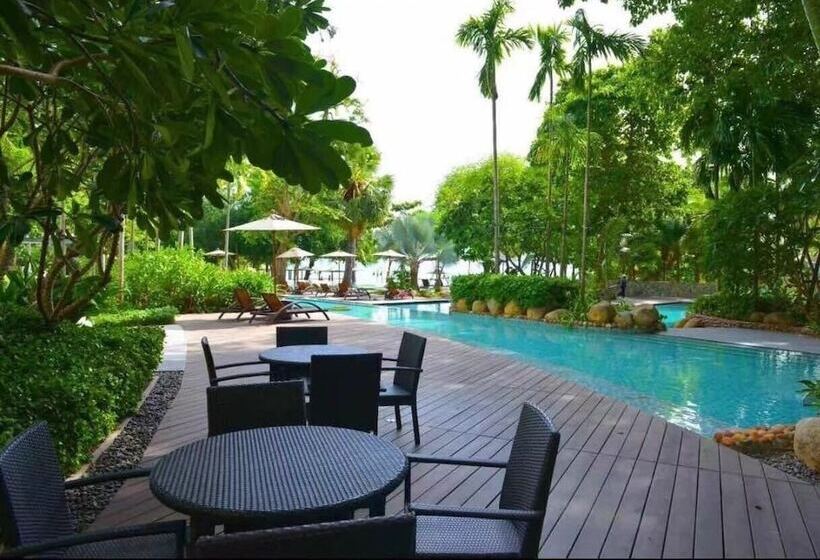 Отель Northpoint Pattaya With Sea View