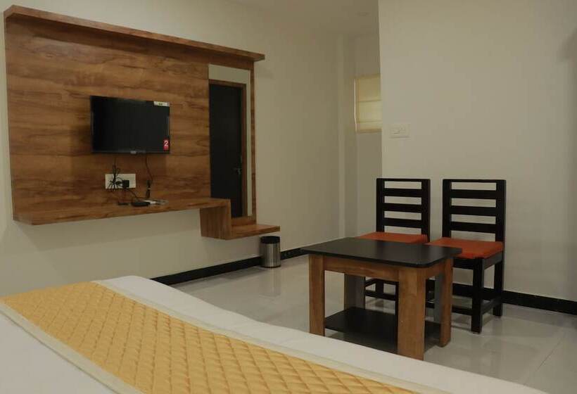 ホテル Sadanand's Highway Inn