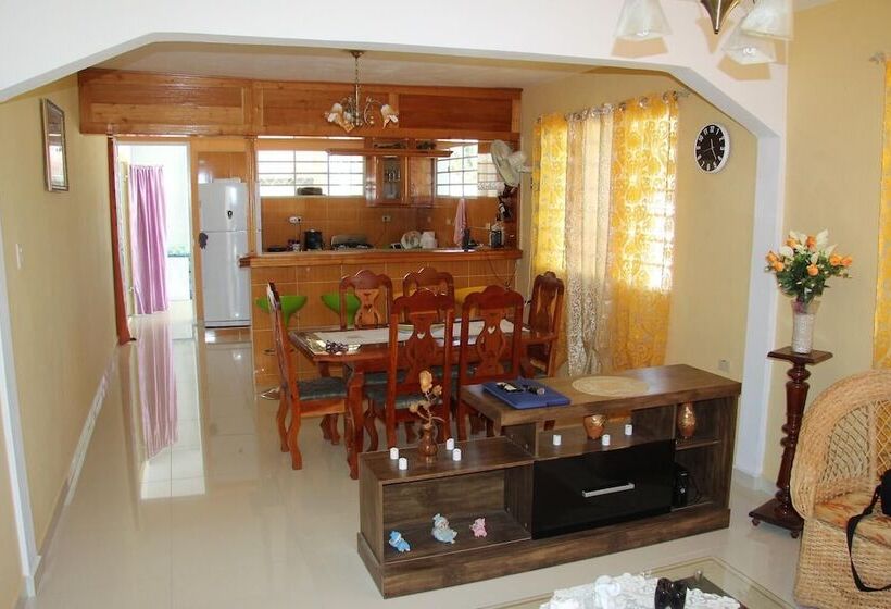 تختخواب و صبحانه Hostal Guerrillera