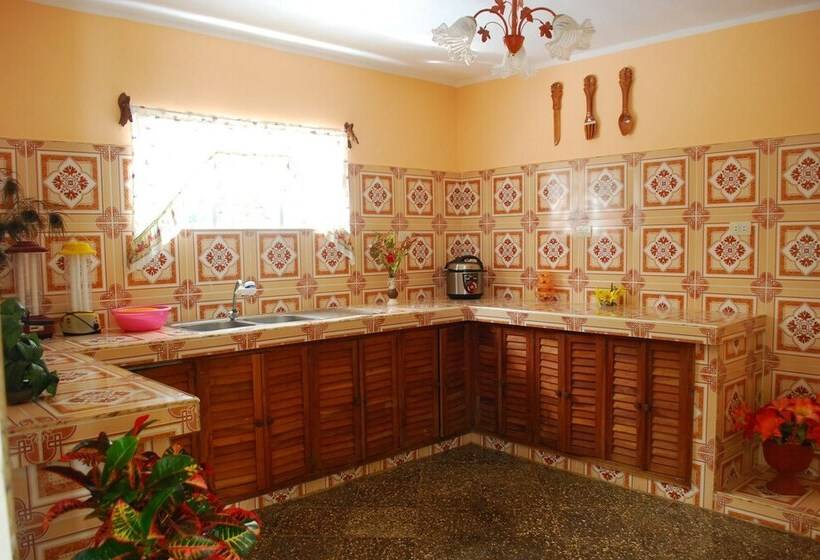 تختخواب و صبحانه Hostal Trujillo