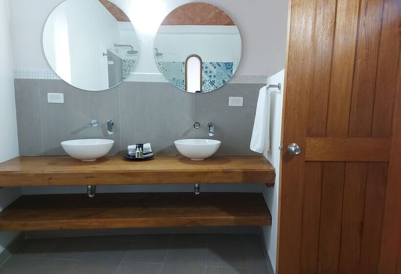 تختخواب و صبحانه Boutique La Alhambra