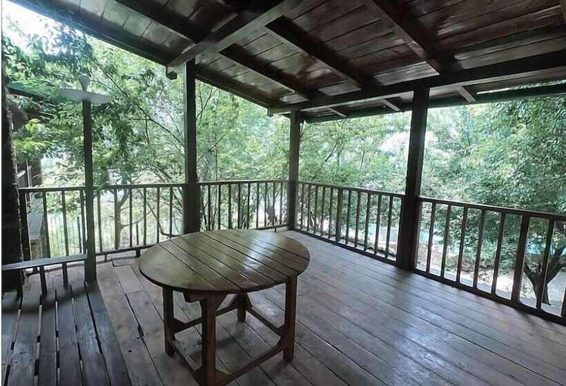 בית מלון כפרי Tiaraa Monolith Lake Resort