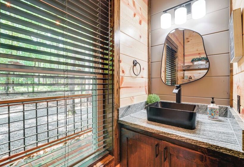 Broken Bow Cabin Near Choctaw Casino: Hot Tub!