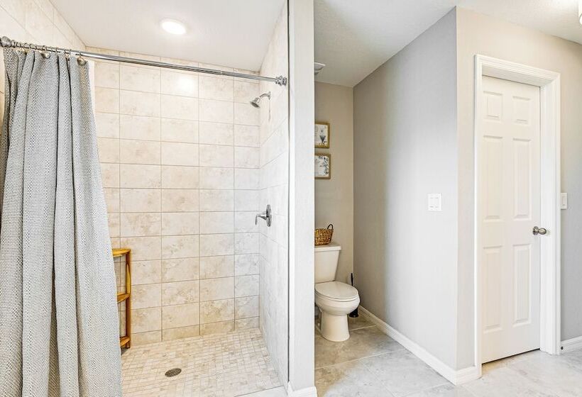 Saltwater Pool & Game Room: Gulf Coast Retreat