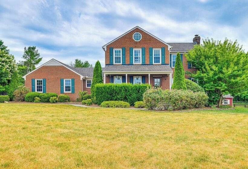 Cozy Louisa Escape W/ Patio + Pool Access!