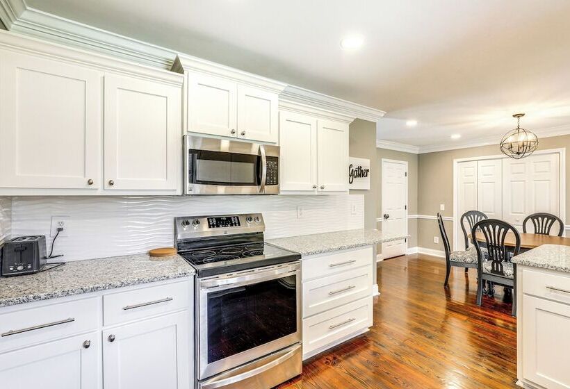 Cute Pawleys Island Home: Swim, Golf, Shop & More!