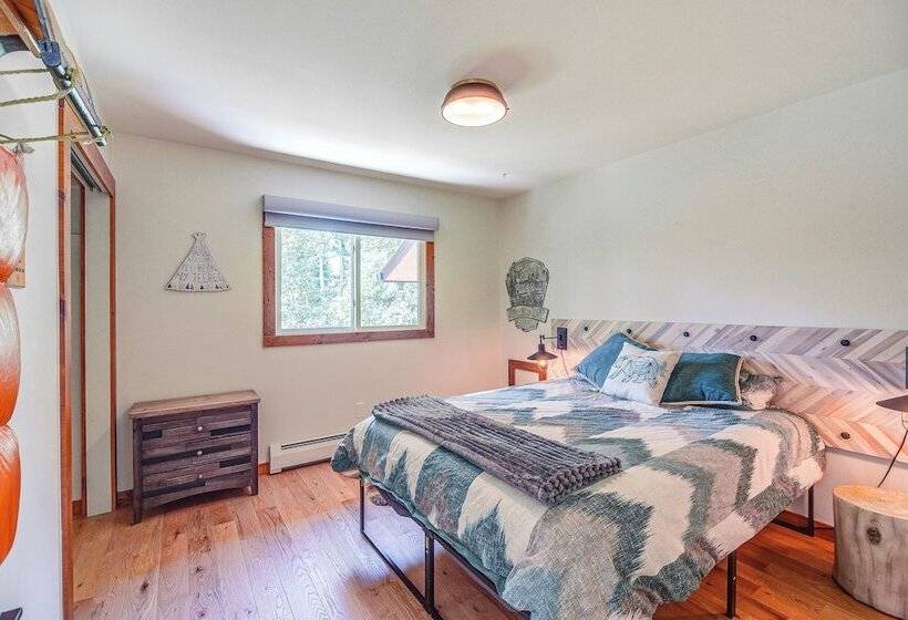 Hot Tub, Mtn View Deck: Peaceful Evergreen Home!