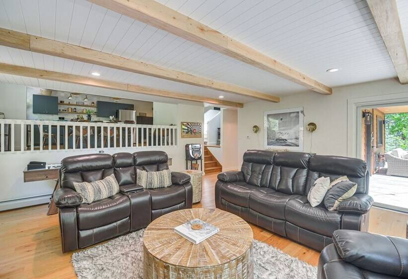 Hot Tub, Mtn View Deck: Peaceful Evergreen Home!