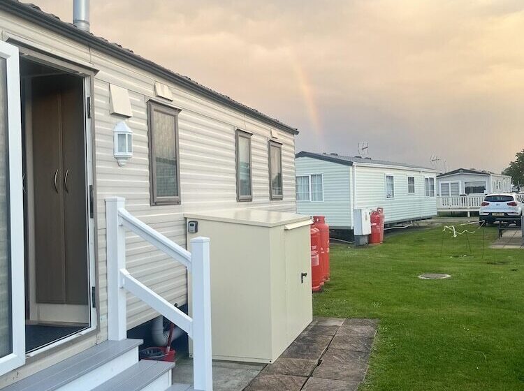 Отель Seaside Escape Lodge At Martello Beach, Jaywick