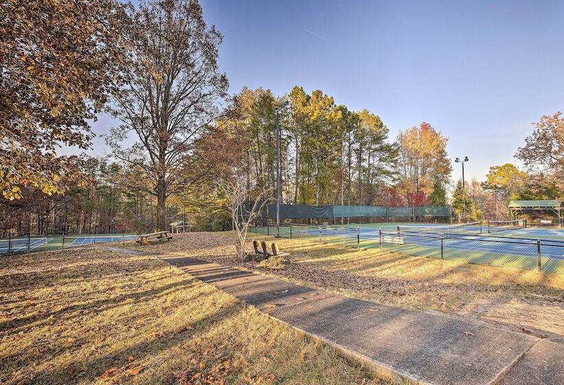Lovely Waleska Home W/ Screened Deck & Lake Access
