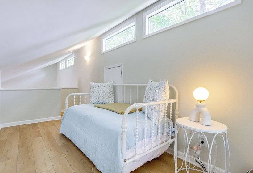 Lovely Waleska Home W/ Screened Deck & Lake Access