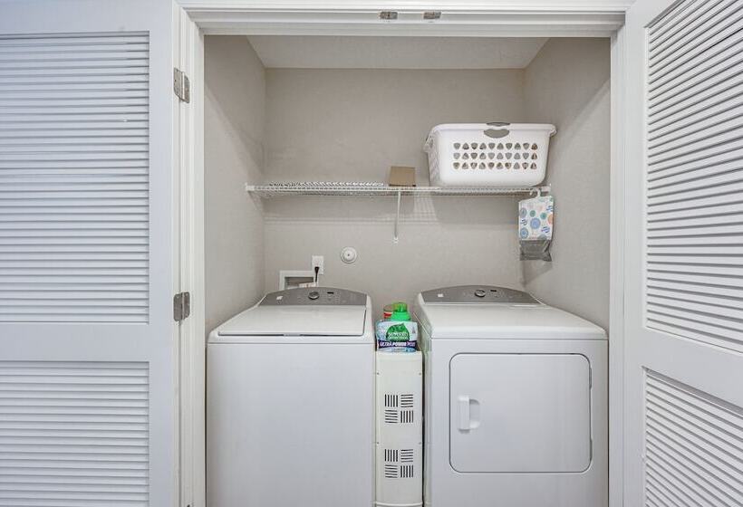 Oak Island Home W/ Screened Porch: Walk To Beach!