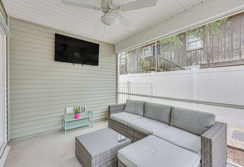 Oak Island Home W/ Screened Porch: Walk To Beach!