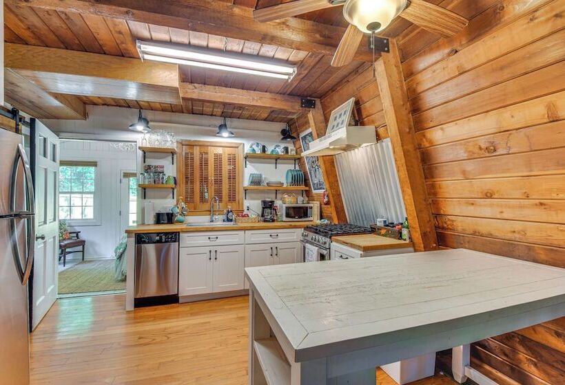 Pet Friendly Lavonia Cabin, Walk To Lake Hartwell!