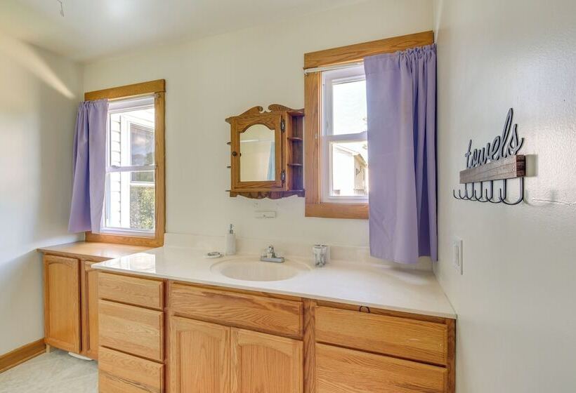 Rural Middlefield Home On Peaceful Working Farm!
