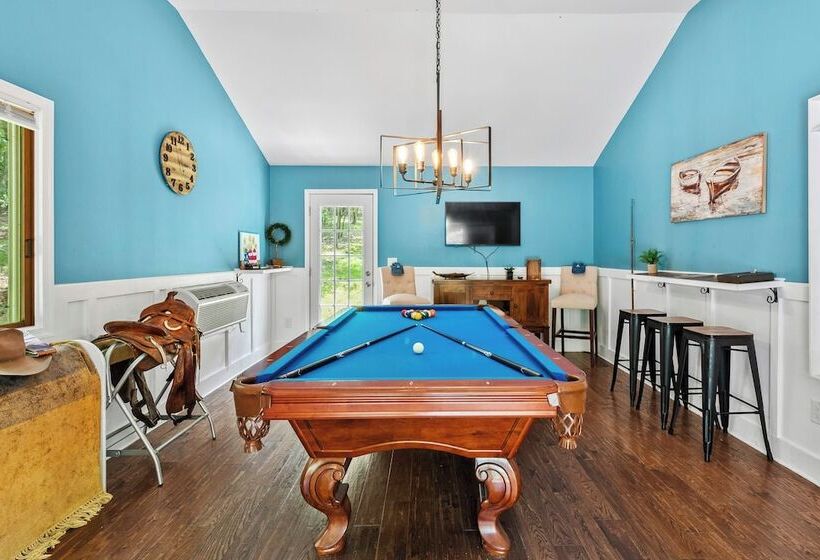 The Great Escape By Avantstay Game Room, Hot Tub