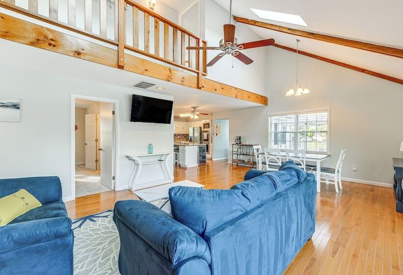 Waterfront Lake Anna Home: Porch & Fire Pit