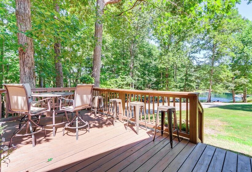 7 Mi To Carters Lake: Cabin W/ Pond & Pedal Boat!