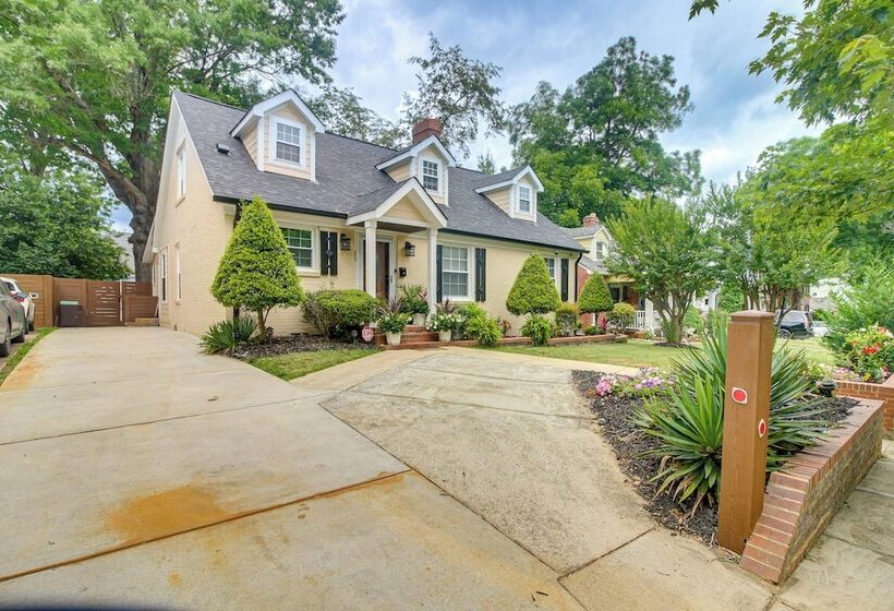 Charlotte Home W/ Yard Near Spectrum Center!