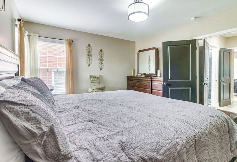 Charlotte Home W/ Yard Near Spectrum Center!