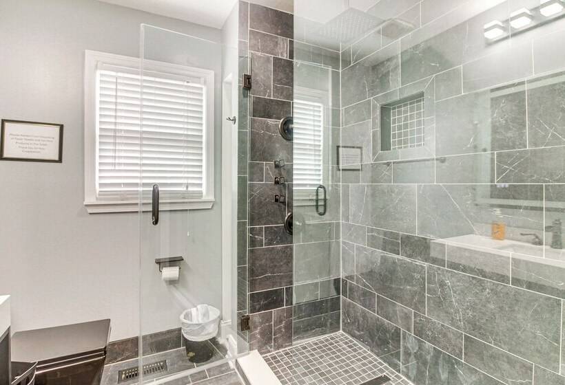 Charlotte Home W/ Yard Near Spectrum Center!