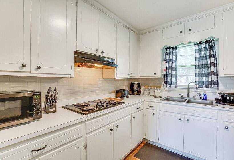 Cozy Mullins Retreat W/ Backyard & Covered Porch!