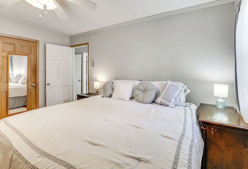 Cozy Mullins Retreat W/ Backyard & Covered Porch!