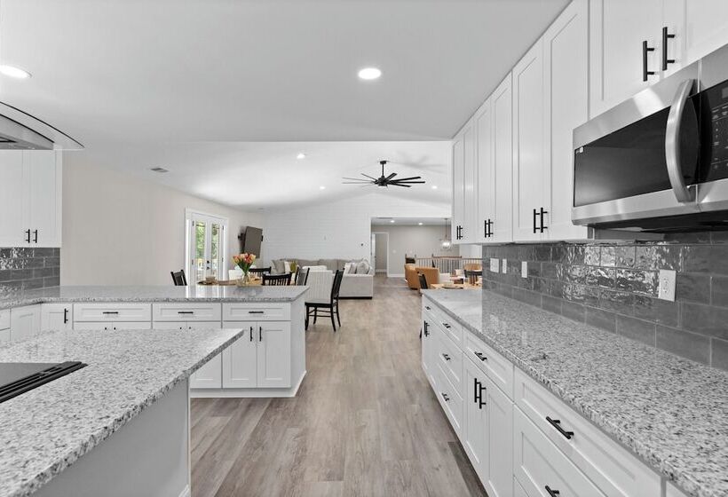 Fireside Fun By Avantstay Sleeps 18 Waterfront + Pool