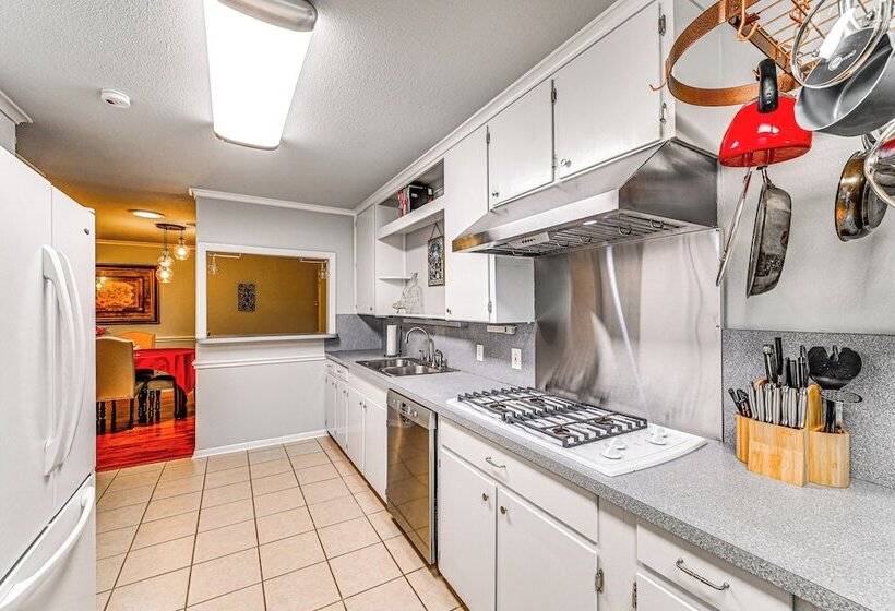 9 Mi To Dtwn: Fort Worth Home W/ Patio & Yard